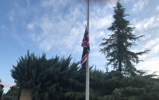 Britaniyanın Azərbaycandakı səfirliyində bayraqlar endirildi