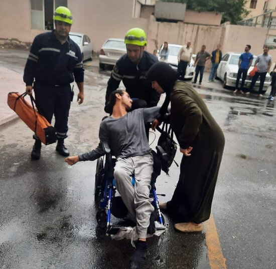 Xırdalanda HƏYƏCANLI ANLAR - Yeniyetməni yanan binadan son anda çıxardılar - VİDEO