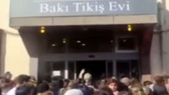 Məktəbli forması üçün Bakı Tikiş Evinin qarşısında izdiham - VİDEO