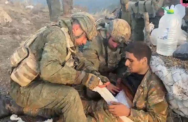Azərbaycan hərbçiləri daha bir yaralı erməni əsgərinə tibbi yardım göstəriblər - VİDEO