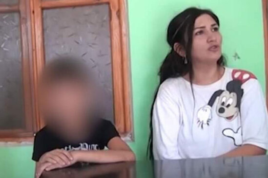 Polis tərəfindən döyülən uşağın valideynindən İDDİA: "Boğaraq başını partaya vurub" - VİDEO
