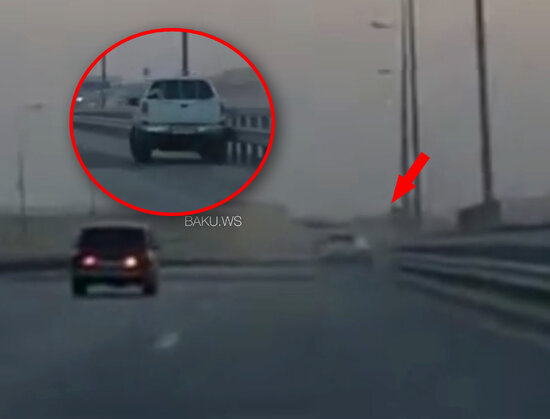 Sükan arxasında sürücünün halı pisləşdi: Avtomobil arakəsmələrə çırpıldı - VİDEO