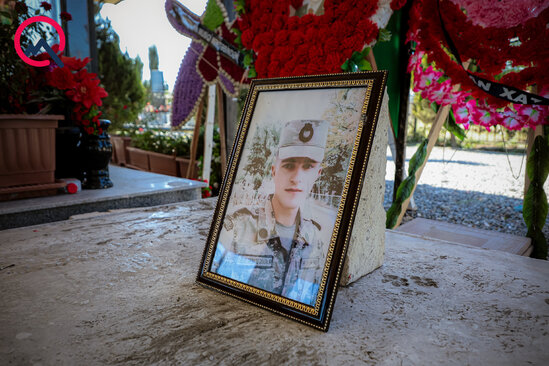 Şəhid oğlunun tabutu gəldi, ayağa dura bilmədi... - FOTO/VİDEO