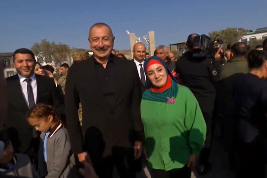 Qaranlıq düşdüyü üçün prezidentlə yenidən şəkil çəkdirdi - VİDEO