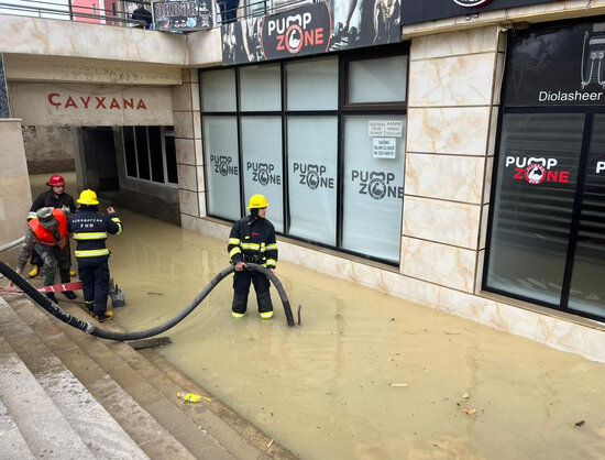 FHN Yasamalda su basmış yerlərdən suyun çəkilib kənarlaşdırılması işinə başlayıb - FOTO/VİDEO - YENİLƏNİB