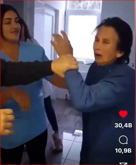 Tibb bacısı şəhid anasına şillə vurdu- VİDEO