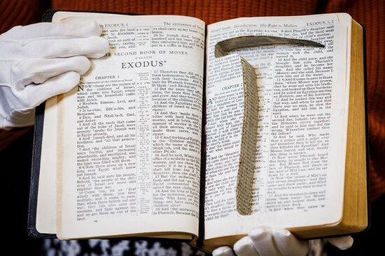 "Şouşenkdən qaçış" filmindəki İncil hərracda satılıb – FOTO