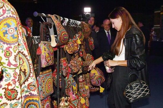 Mehriban Əliyeva Səmərqənddə "Zamanın ilğımları" adlı sərgi ilə tanış olub - FOTO