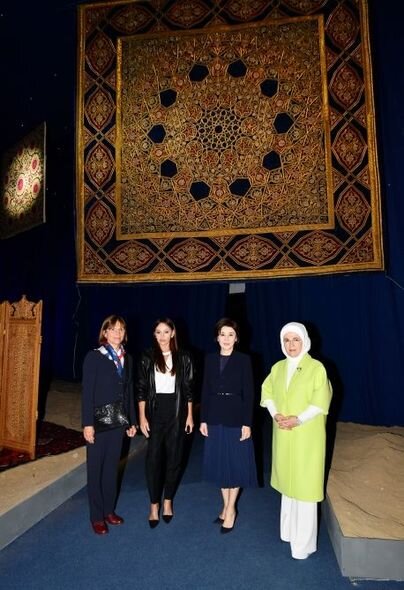 Mehriban Əliyeva Səmərqənddə "Zamanın ilğımları" adlı sərgi ilə tanış olub - FOTO