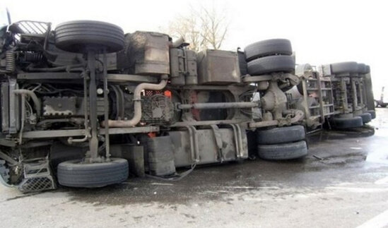 Kəlbəcərdə "KamAZ" aşıb - Ölən var