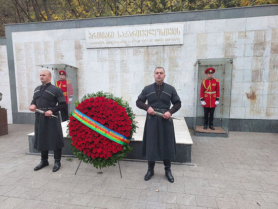 Müdafiə naziri Gürcüstanın Baş naziri ilə görüşüb - FOTO