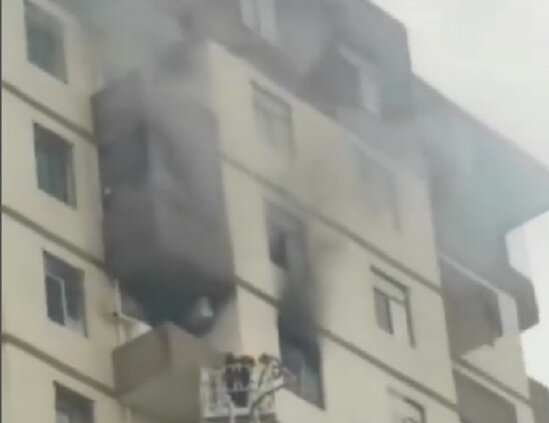 Bakıda çoxmərtəbəli yaşayış binasında baş vermiş yanğın söndürülüb - YENİLƏNİB - VİDEO