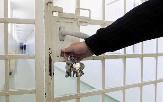 Təcridxanada məhbus öldü