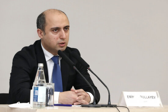 Emin Əmrullayev: "İbtidai sinif müəllimi institut direktorundan çox maaş alır"