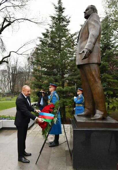 İlham Əliyev Belqradda Ümummilli Lider Heydər Əliyevin və Milorad Paviçin abidələrini ziyarət edib - FOTO
