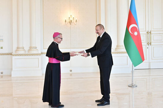 İlham Əliyev Vatikanın Azərbaycanda yeni təyin olunan səfirinin etimadnaməsini qəbul edib - FOTO