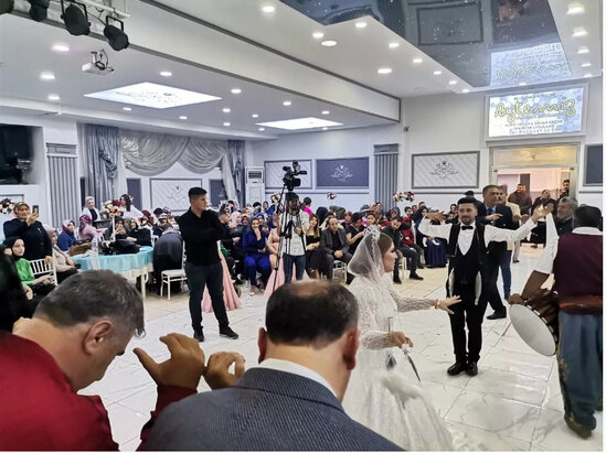 Bəylə gəlinin boynundan qızıl əvəzinə BALIQ ASDILAR - FOTO/VİDEO