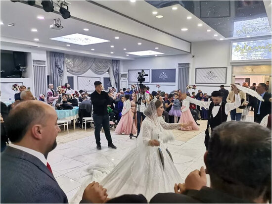 Bəylə gəlinin boynundan qızıl əvəzinə BALIQ ASDILAR - FOTO/VİDEO