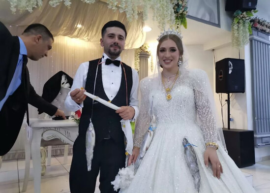 Bəylə gəlinin boynundan qızıl əvəzinə BALIQ ASDILAR - FOTO/VİDEO