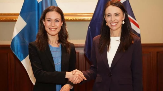 Qadın nazirlər jurnalistin cinsiyyətçi sualına belə cavab verdilər