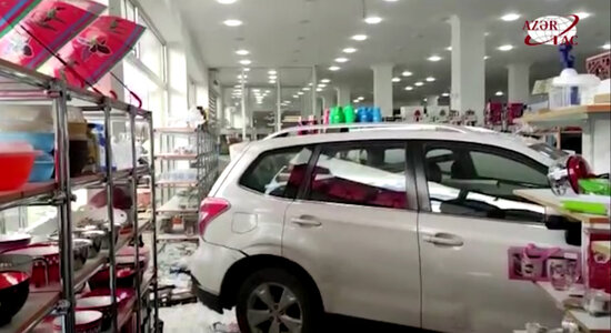 Azərbaycanda sürücü maşınla ticarət mərkəzinə "girdi" - VİDEO