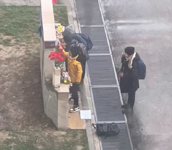 Məktəblilərin şəhidlərə olan ehtiramı hər kəsi duyğulandırdı - VİDEO