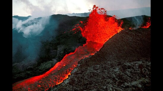 İndoneziyada Semeru vulkanı püskürüb - VİDEO