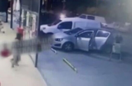 Avtomobillə divar arasında qalmaqdan son anda xilas oldu - VİDEO