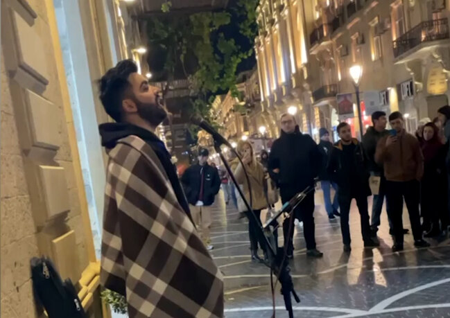 Bakıda küçədə mahnı oxumaq istəsək, başımıza nələr gələr? - VİDEO