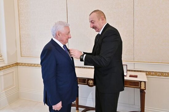 İlham Əliyev Maqomed Səidoviç Qurbanova "Şöhrət" ordenini təqdim edib