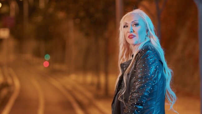 Klip səhnəsi gerçəkləşdi: Məşhur müğənni qəzaya düşdü