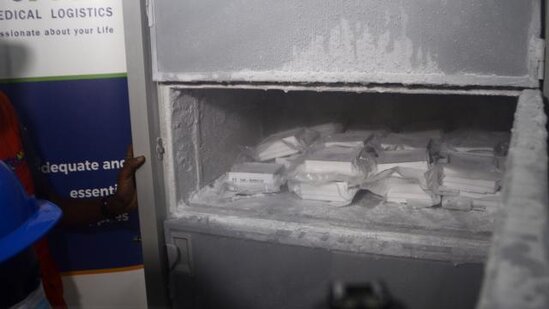 Ebola peyvəndinin ilk göndərişi Uqandaya çatıb