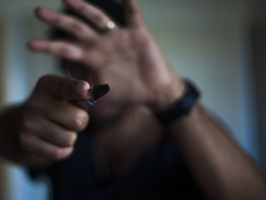 17 yaşlı oğlan atasını ürəyindən bıçaqladı