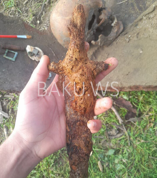 Azərbaycanda həyətində qazıntı aparan şəxs unikal küp tapıb polisə xəbər verdi - FOTO