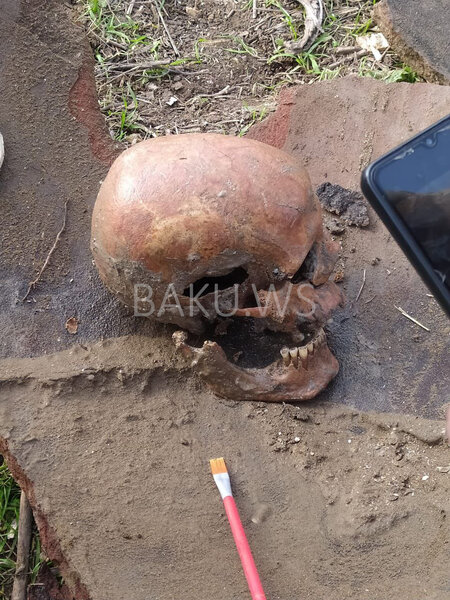 Azərbaycanda həyətində qazıntı aparan şəxs unikal küp tapıb polisə xəbər verdi - FOTO