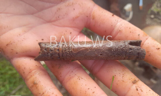 Azərbaycanda həyətində qazıntı aparan şəxs unikal küp tapıb polisə xəbər verdi - FOTO