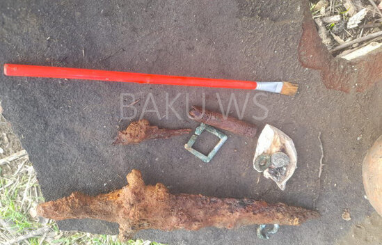 Azərbaycanda həyətində qazıntı aparan şəxs unikal küp tapıb polisə xəbər verdi - FOTO