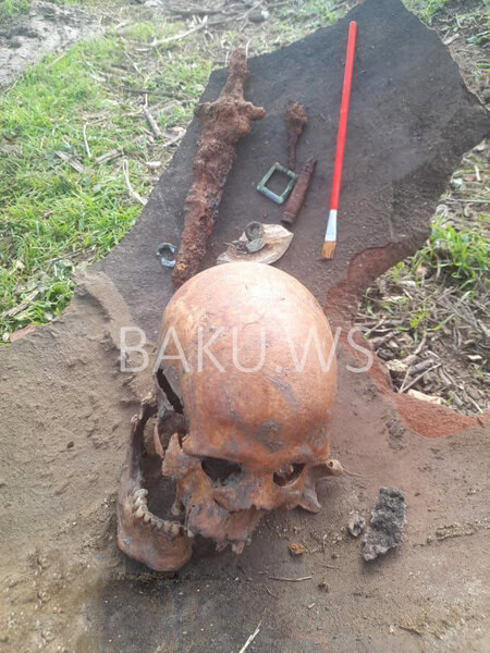 Azərbaycanda həyətində qazıntı aparan şəxs unikal küp tapıb polisə xəbər verdi - FOTO