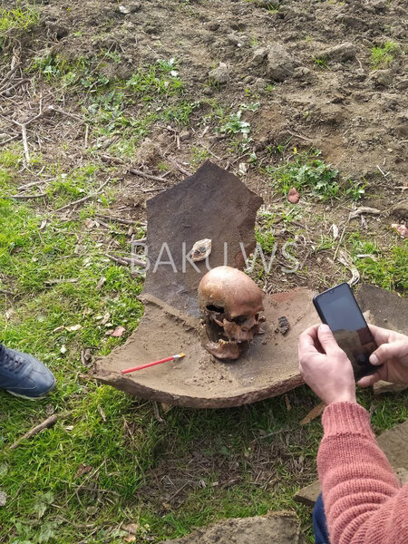 Azərbaycanda həyətində qazıntı aparan şəxs unikal küp tapıb polisə xəbər verdi - FOTO