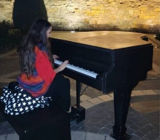 Leyla Əliyeva İçərişəhərdə pianoda ifa etdi - FOTO/VİDEO