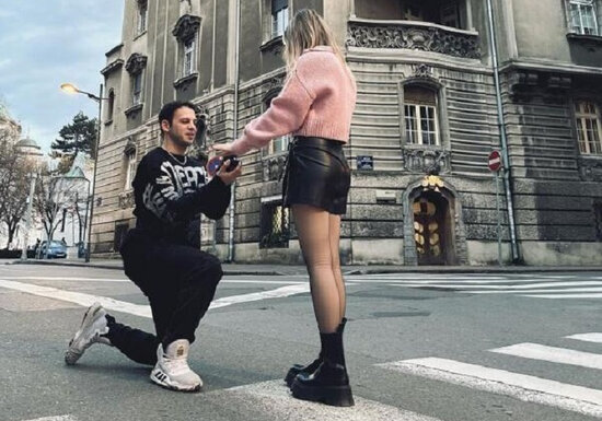 Piyada keçidində evlilik təklifi - FOTO