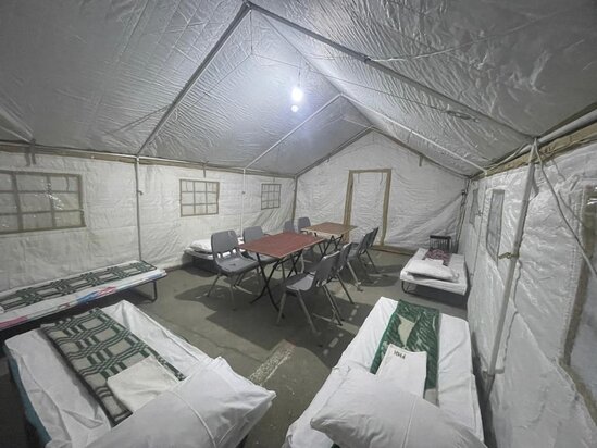 Partlayış olan binanın sakinləri üçün çadırlar quruldu - Fotolar + Video