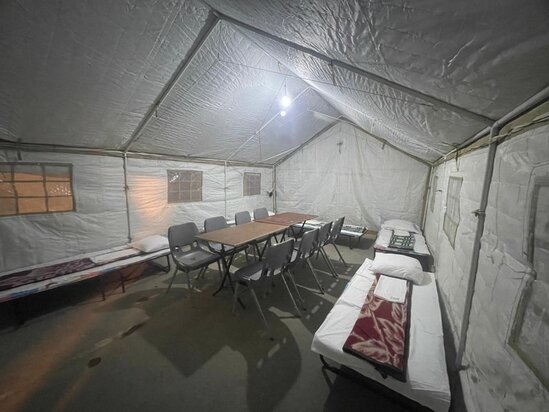 Partlayış olan binanın sakinləri üçün çadırlar quruldu - Fotolar + Video