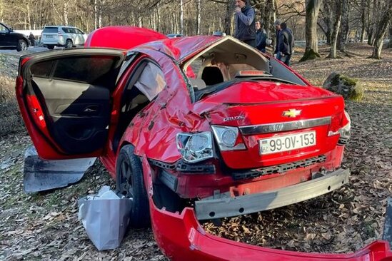 İsmayıllıda sürücü avtomobili aşırdı: Nənə və nəvə xəsarət aldılar - VİDEO