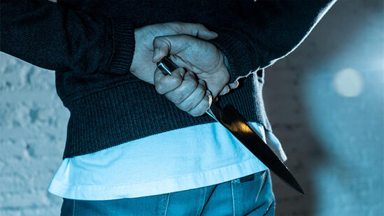 Azərbaycanda məktəbli oğlan anasının sevgilisini bıçaqladı