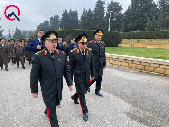 Yüksək vəzifəli məmurlar xiyabanda... - Fotolar