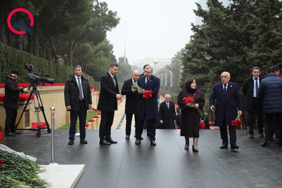 Yüksək vəzifəli məmurlar xiyabanda... - Fotolar