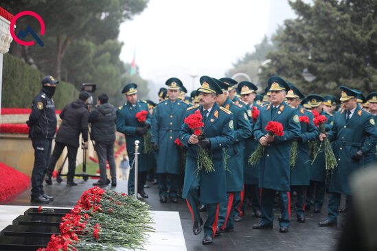 Yüksək vəzifəli məmurlar xiyabanda... - Fotolar