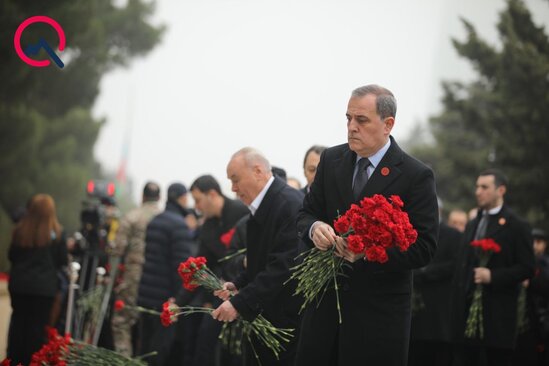 Yüksək vəzifəli məmurlar xiyabanda... - Fotolar