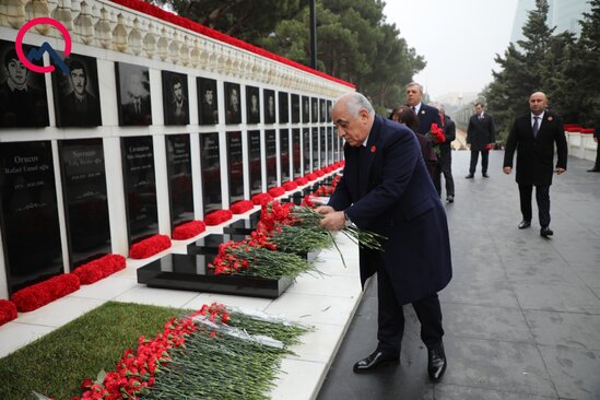 Yüksək vəzifəli məmurlar xiyabanda... - Fotolar
